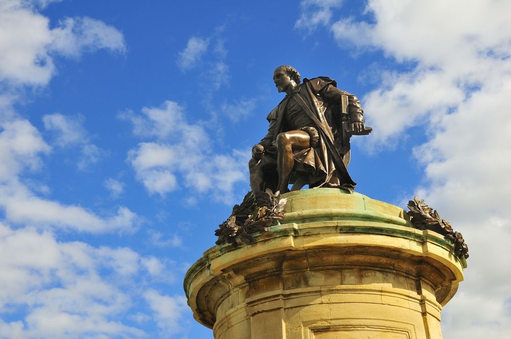 Stratford Upon Avon Theatre Shows: A statue of William Shakespeare